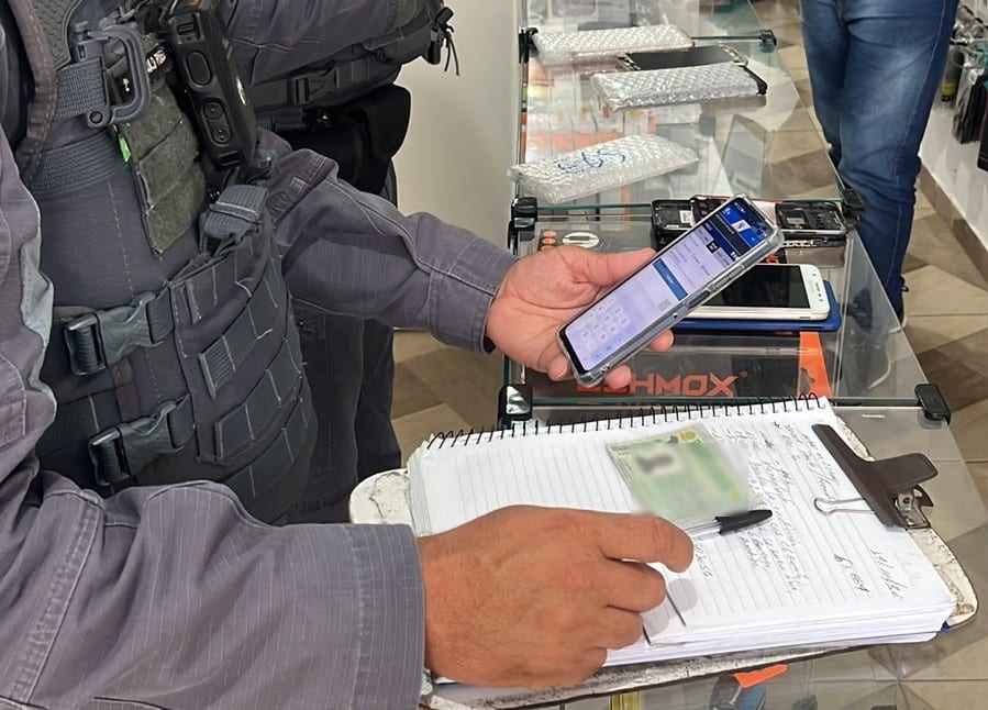 Operação Impacto: Polícia Militar e Prefeitura fiscalizam lojas de celulares em Santana de Parnaíba