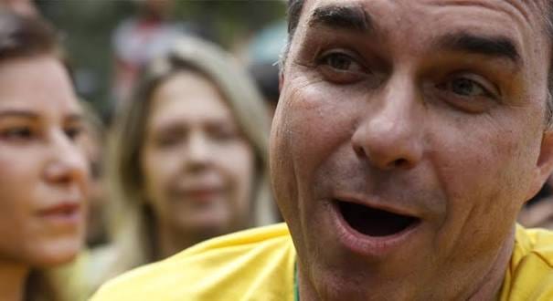 Flávio Bolsonaro poderá perder o mandado por ter fugido para os EUA