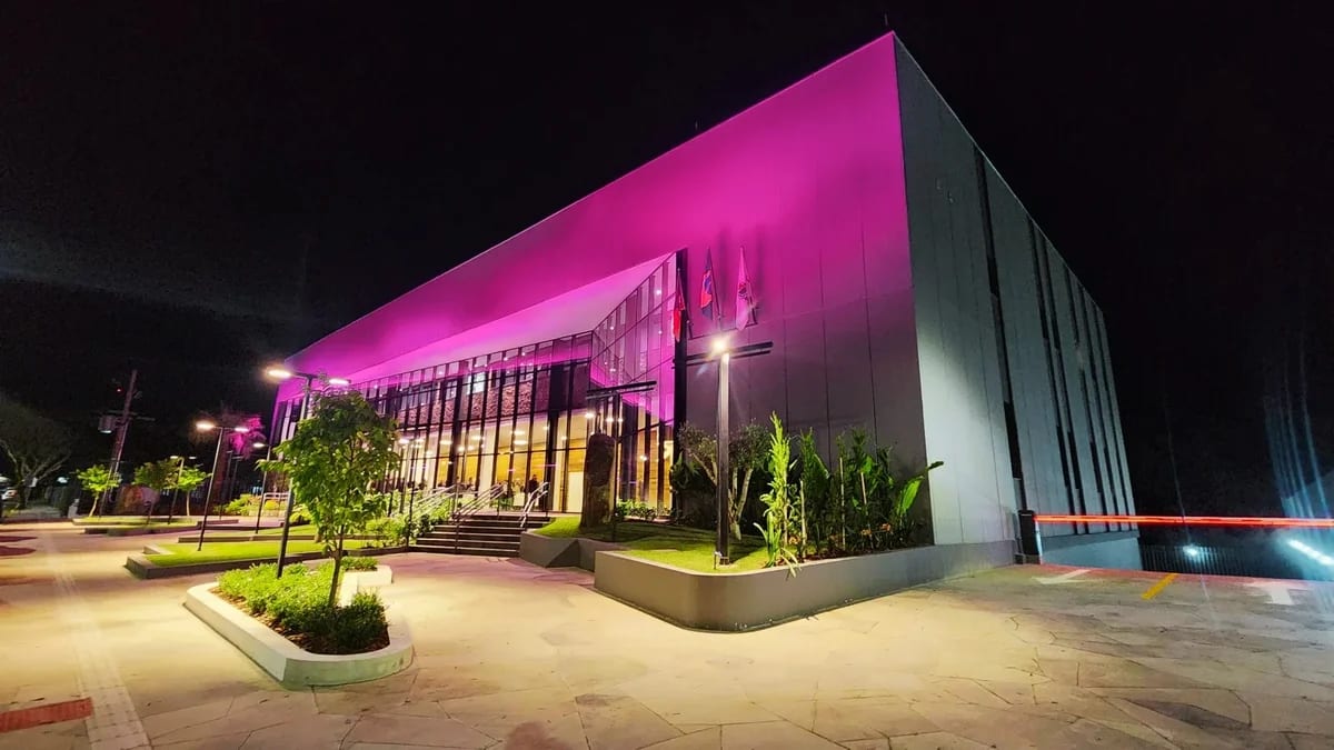 Iluminada de rosa, Câmara de Bento Gonçalves reforça alerta sobre câncer de mama