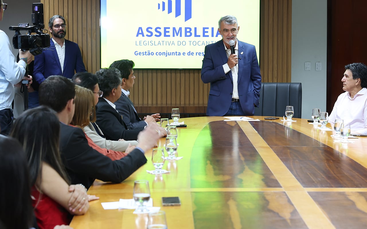 Aleto empossa 10 novos servidores e anuncia mais nomeações para novembro