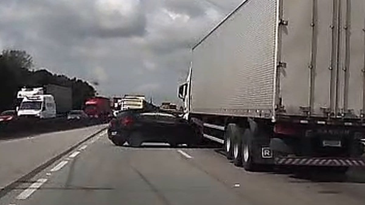 Quase entrou embaixo: câmera flagra carro batendo em caminhão na BR-101 entre Itapema e Porto Belo