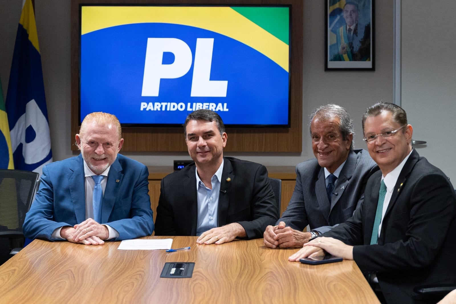 Flávio Bolsonaro passou a terça (27) em fazenda em Foz do Iguaçu antes de cruzar para a Argentina à noite