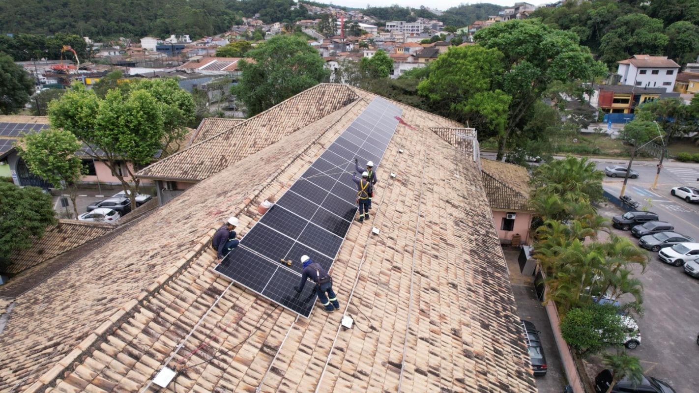 Ribeirão Pires avança na implantação de energia solar e instala sistema no Paço Municipal