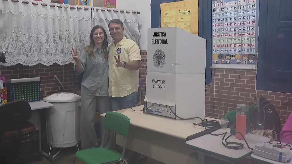 Flávio Bolsonaro vota no Rio de Janeiro no segundo turno das eleições