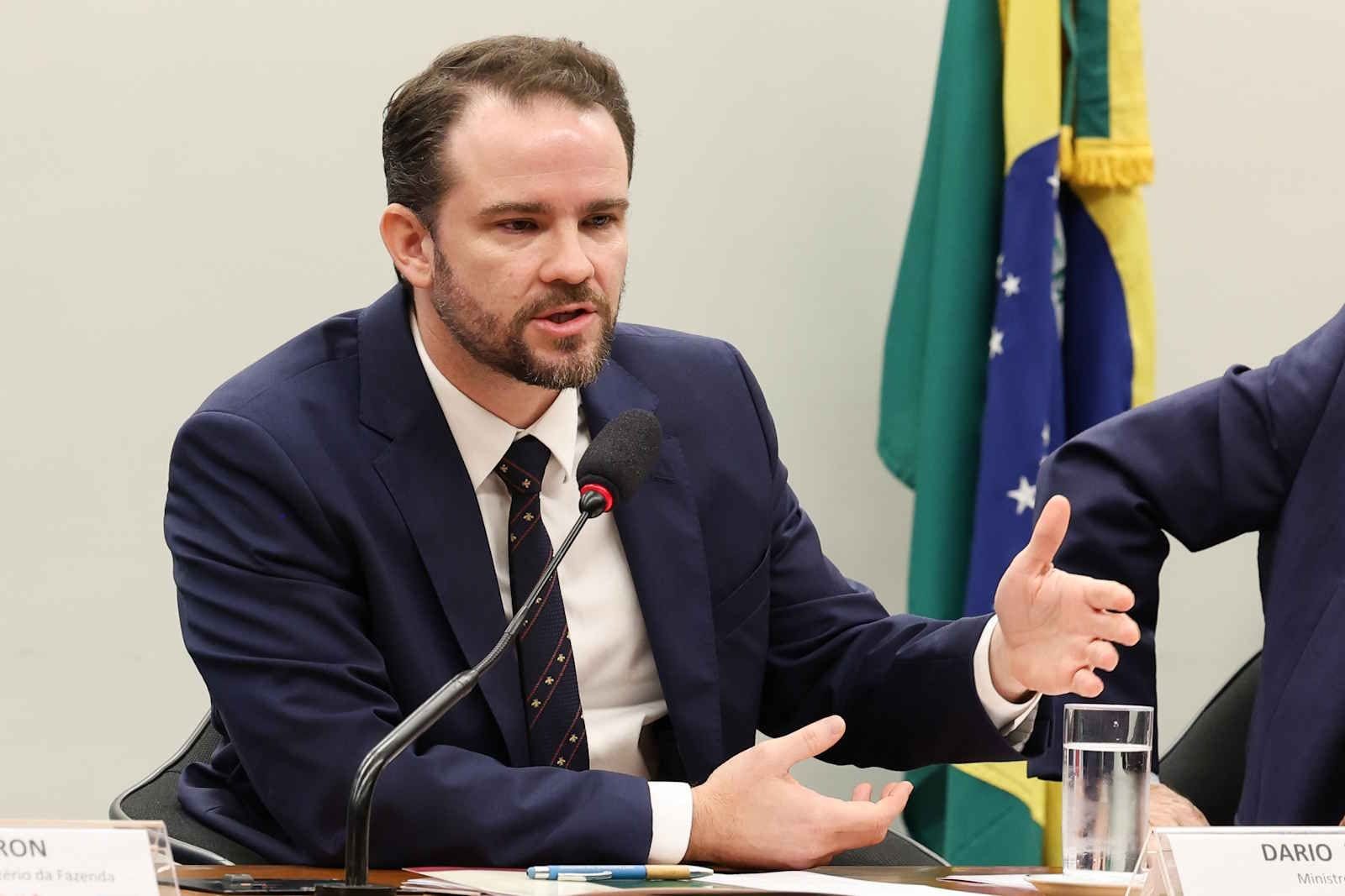 Governo deve enviar medida sobre imposto seletivo nesta semana, diz Durigan