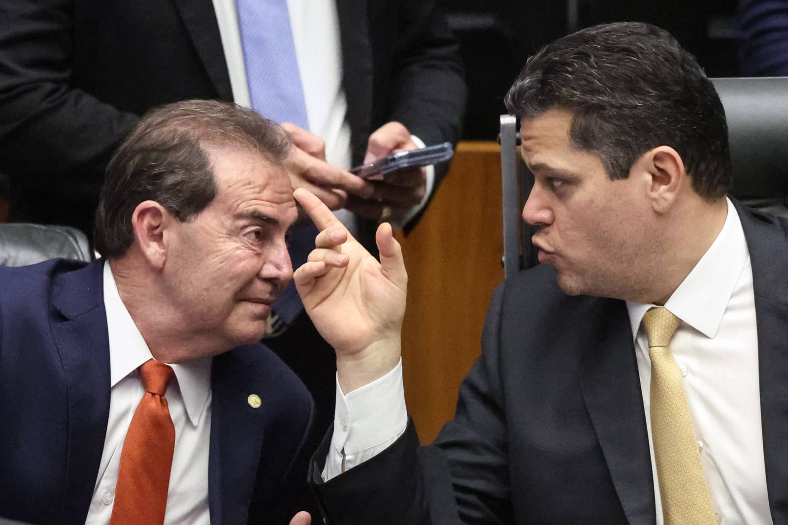 Direita rejeita trocar apoio a Alcolumbre por plano de indulto a Bolsonaro e prioriza redução de penas