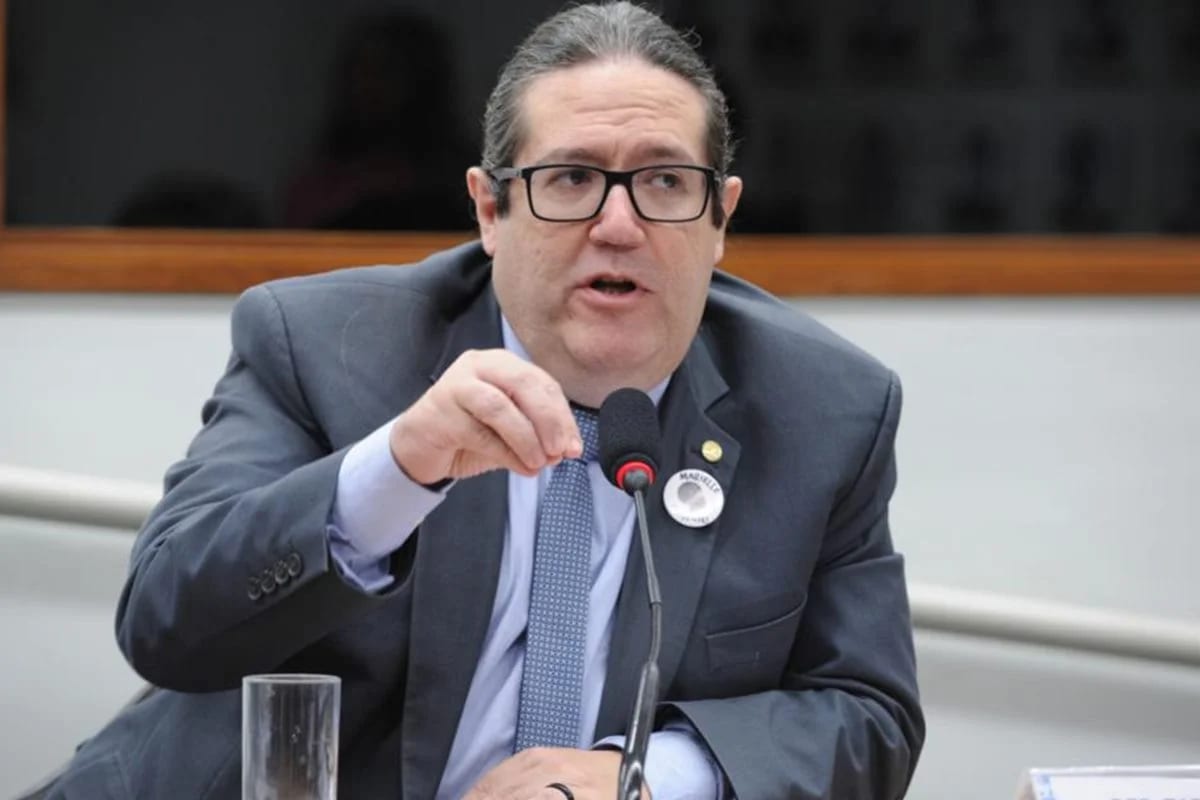 PSol pede explicações sobre mudanças em livro que cita “ditadura militar”