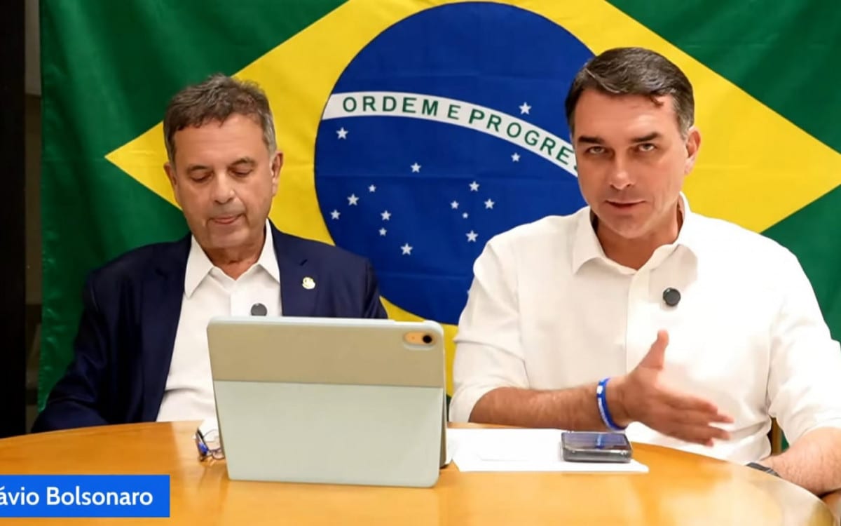 Flávio Bolsonaro apoia 47 candidatos ao Senado