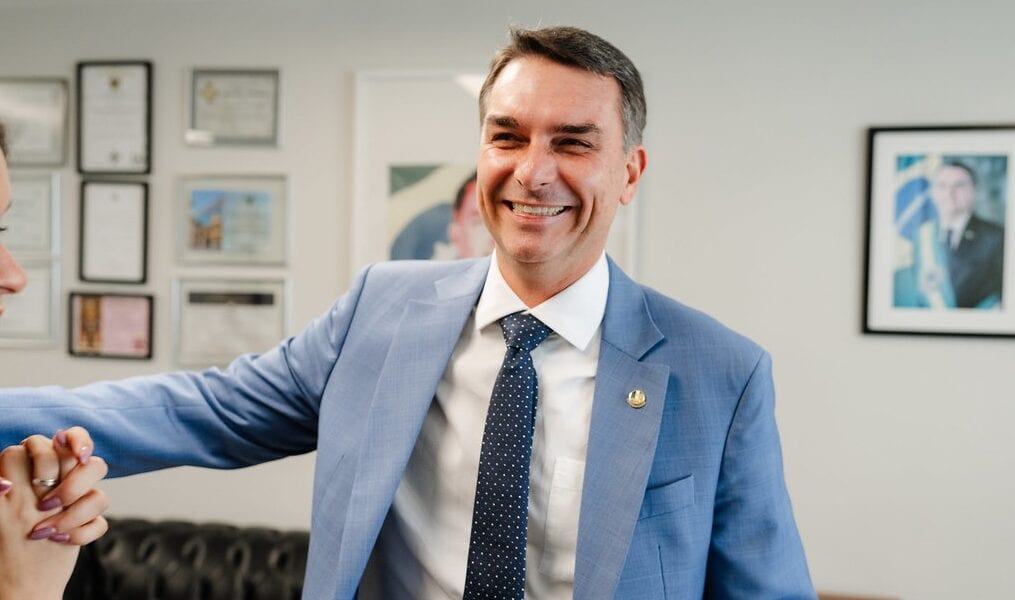 Flávio Bolsonaro recebe integrantes do Podemos, se reúne com governadores eleitos e faz live à noite