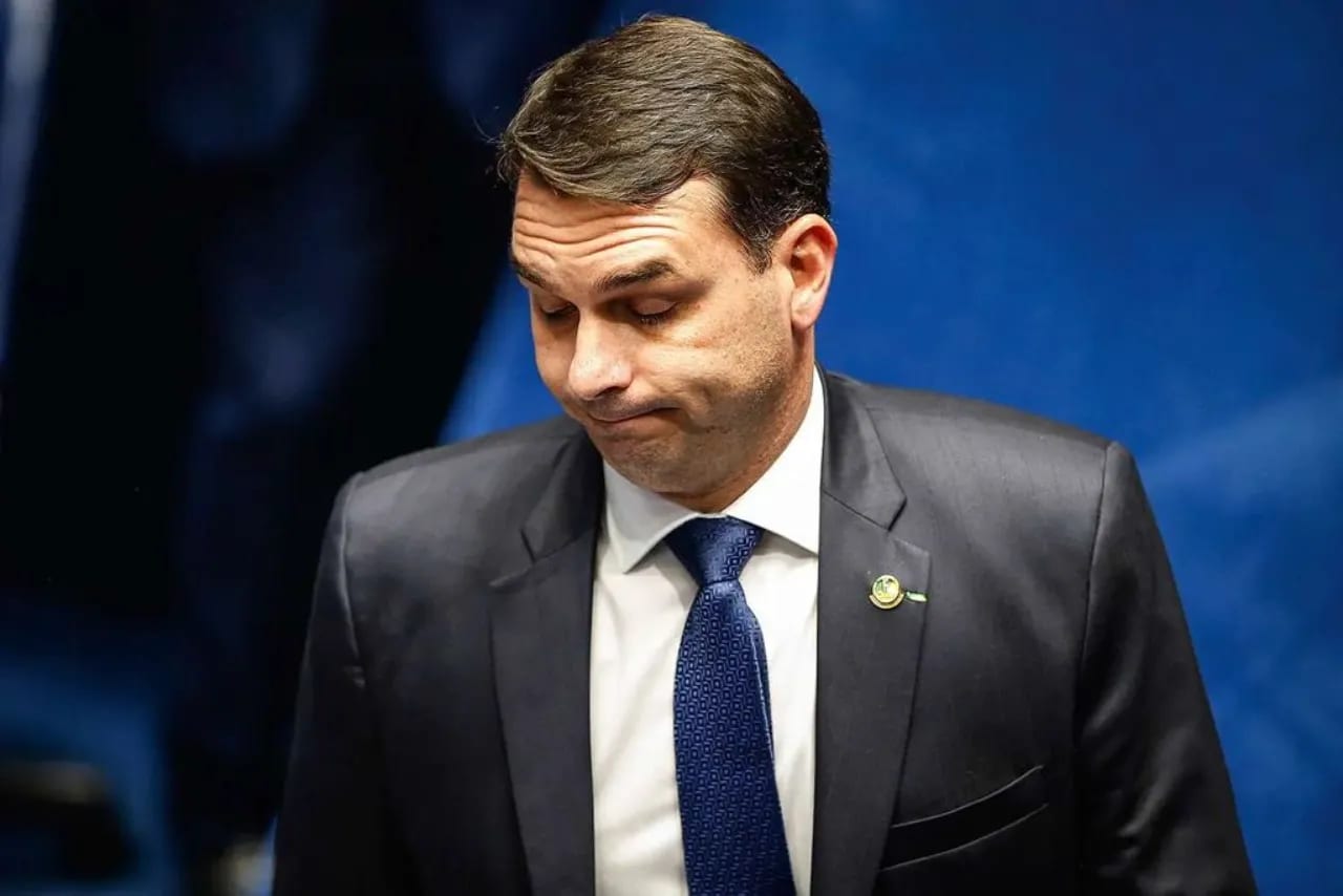 Flávio Bolsonaro ficará sem cargo público pela primeira vez em 24 anos