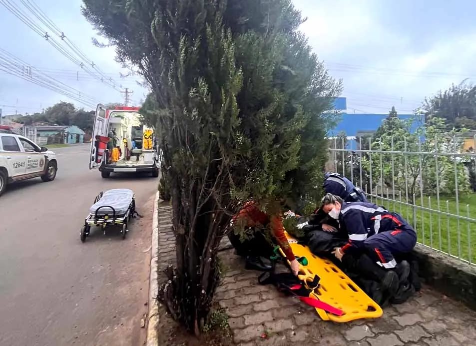 Acidente entre motocicleta e carro é registrado na manhã desta segunda-feira em São Pedro do Sul