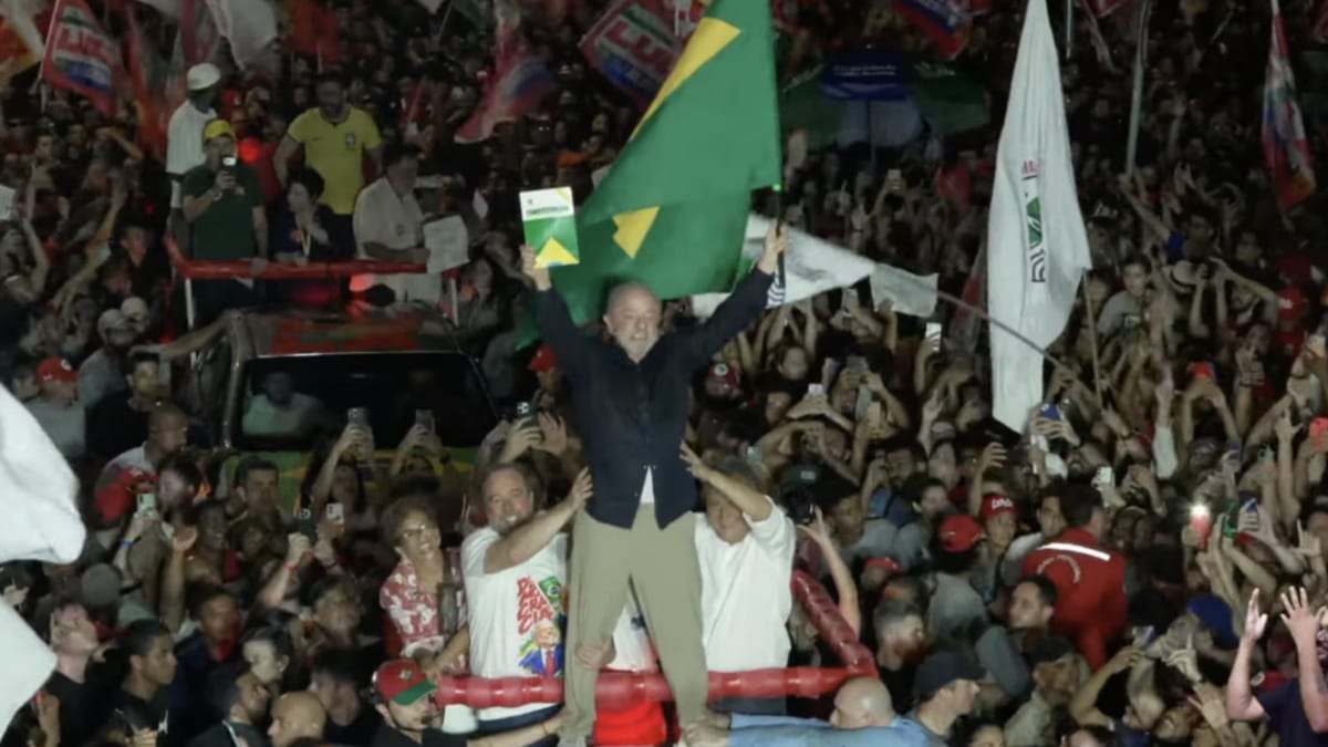 Lula ganhou celular e vai entrar no canal Exército do Lula no WhatsApp