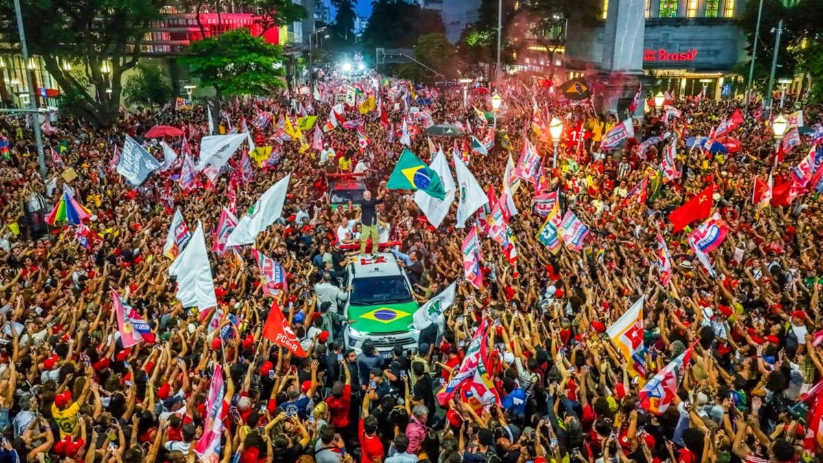 Milhares se reúnem em caminhada pró-Lula no último ato de Minas
