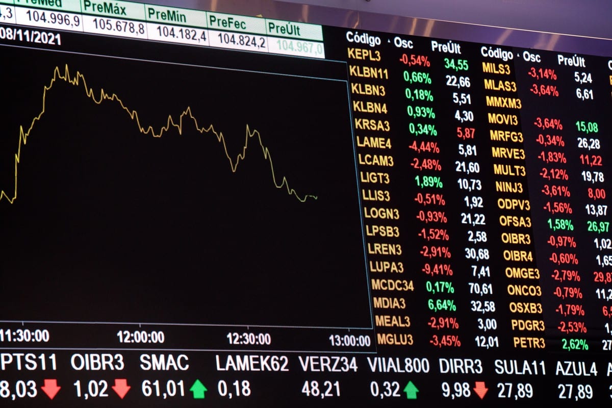 Ibovespa avança com cenário eleitoral no radar e termina agosto em queda de 0,33%