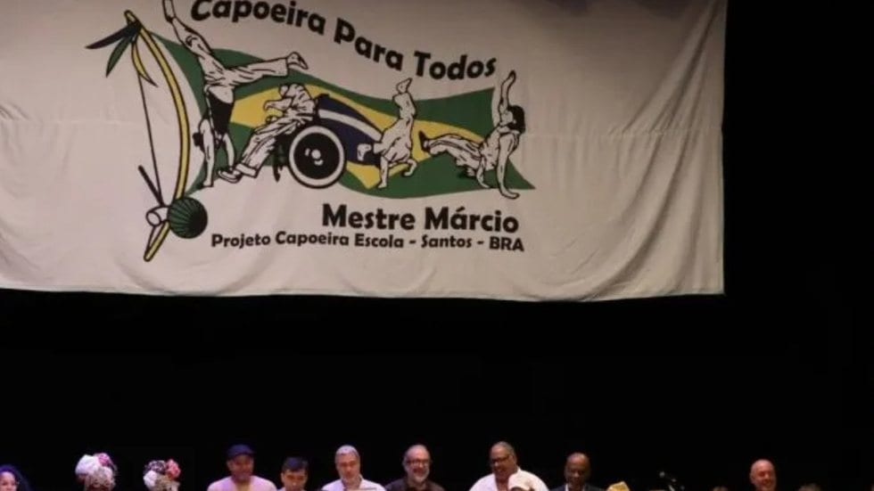 Mais que esporte: projeto de capoeira inclusiva celebra três décadas de impacto social em escolas