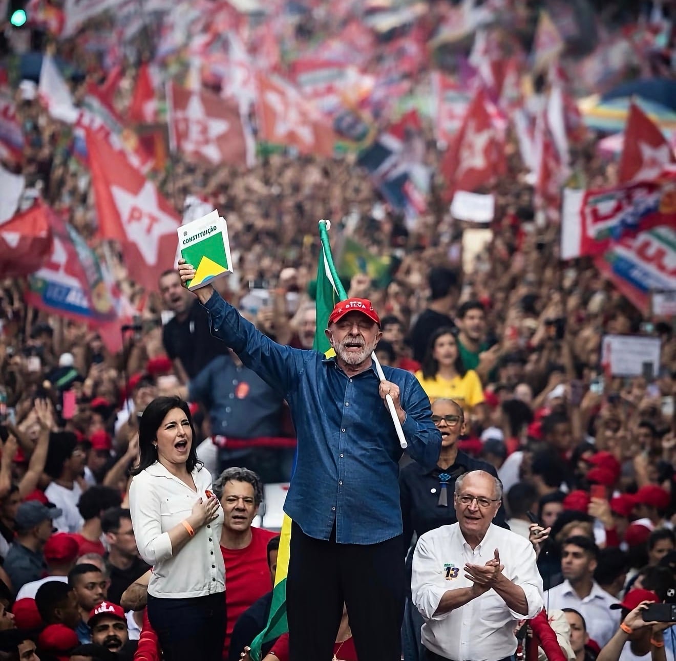 Em virada histórica, Lula derrota Flávio Bolsonaro e chega ao quarto mandato como presidente