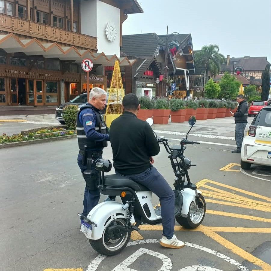 Secretaria de Trânsito de Gramado faz operação de fiscalização para orientar condutores de veículos elétricos