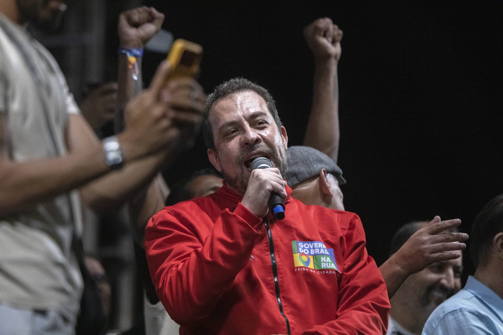 Boulos vai de van pedir votos a Lula nas periferias de São Paulo