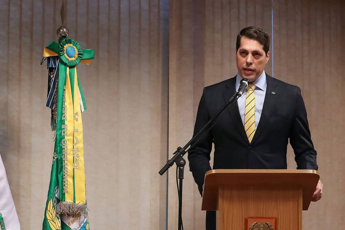 Exército vê civil bolsonarista como ministro da Defesa se Flávio vencer