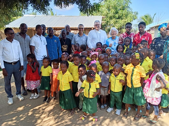 Dom Adilson visita missão católica em Moçambique