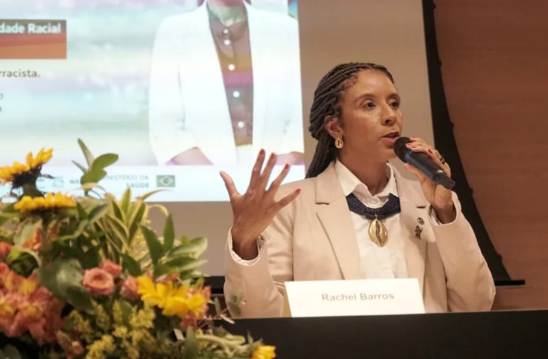 Ministra Rachel Barros pede SUS antirracista em aula no GHC