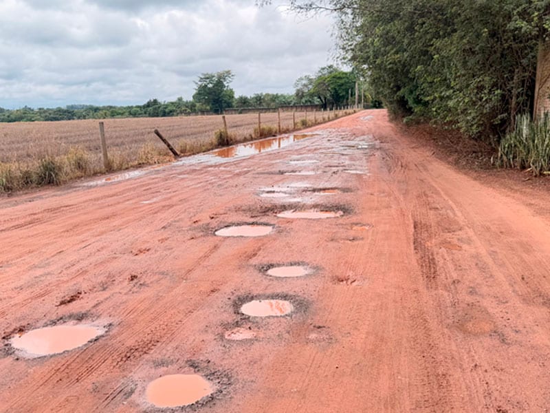 Buracos na estrada da Água da Pinga pioram e Câmara cobra melhorias da Prefeitura