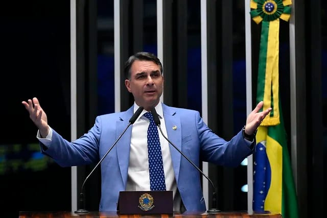 Flávio Bolsonaro promete aderir a projeto de Trump que prevê entrada de soldados dos EUA em territórios latino-americano