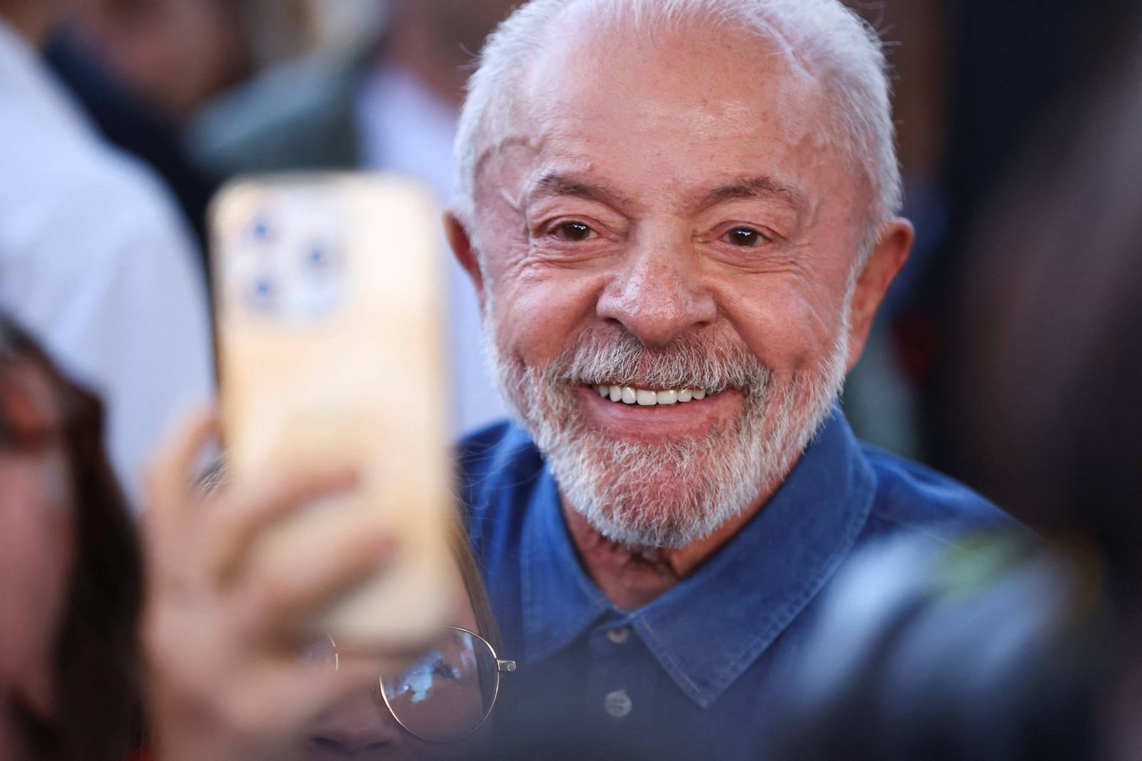 Lula diz que se rendeu ao celular e que usará o aparelho em novo mandato