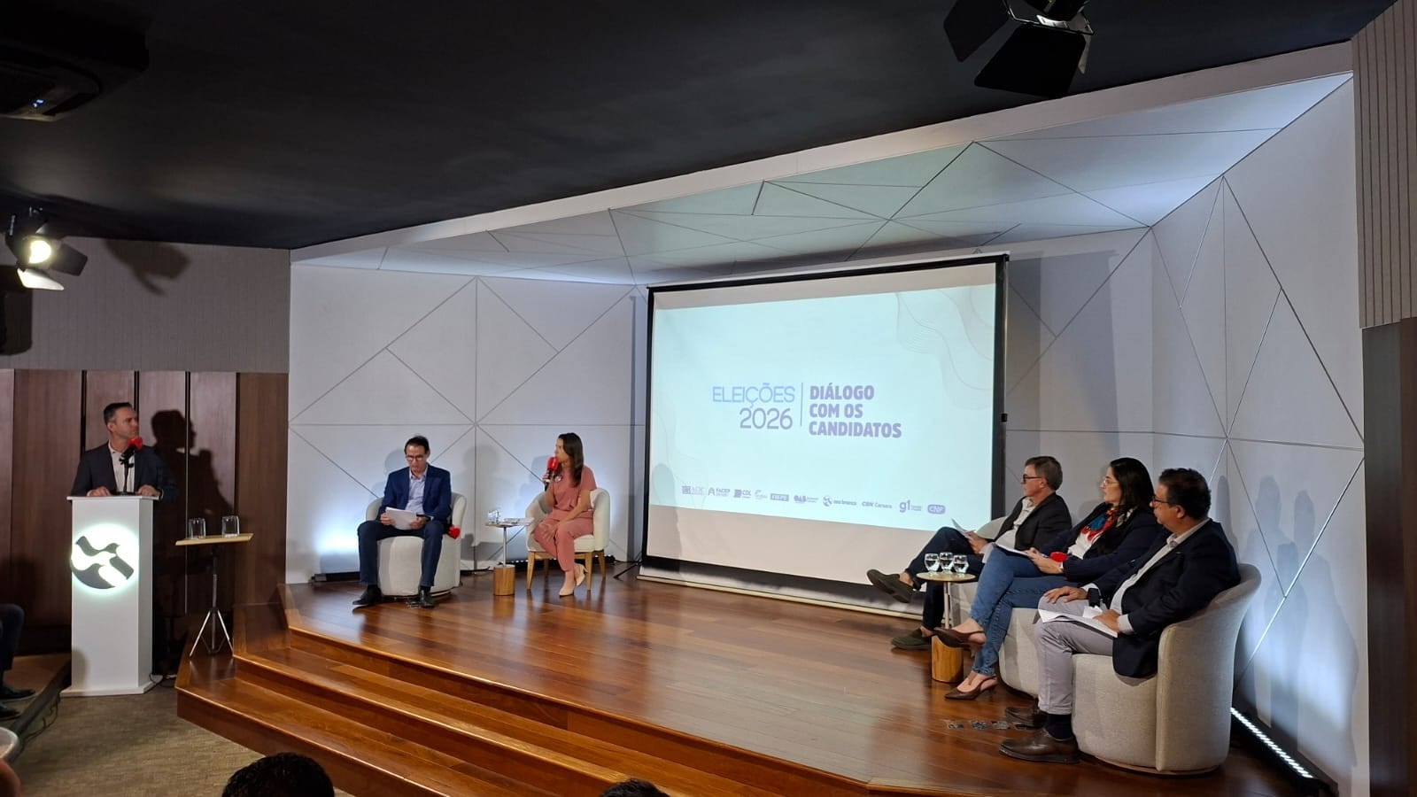 Raquel Lyra participa de sabatina do Grupo Asa Branca em Caruaru