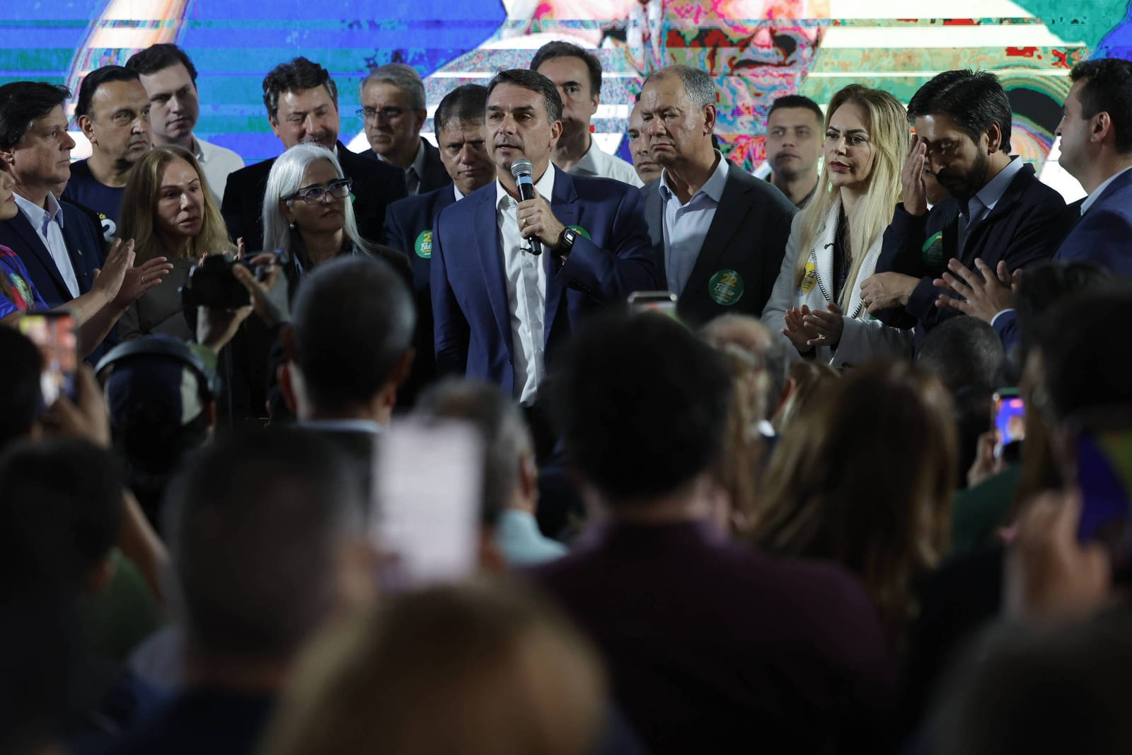 MDB declara apoio de maioria de diretórios a Flávio Bolsonaro apesar de racha