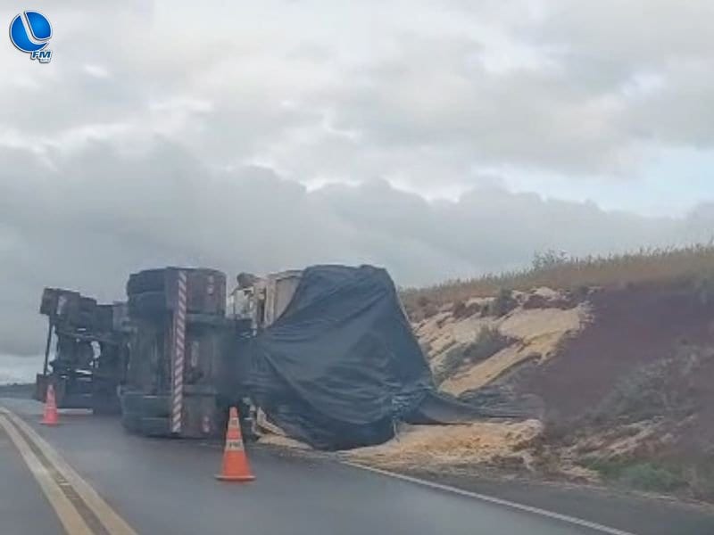 Carreta carregada de grãos tomba na BR-285 entre Lagoa Vermelha e Muitos Capões
