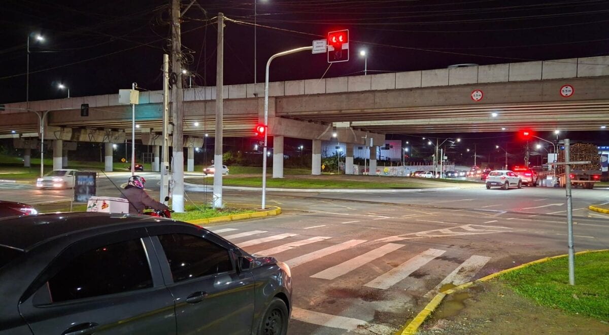Gravataí instala semáforos com inteligência artificial na Itacolomi com ERS-118