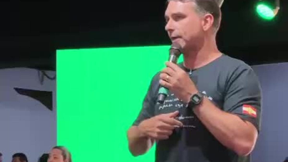 Flávio diz que Brasil vive censura e pede voto para derrotar Lula no 1º turno