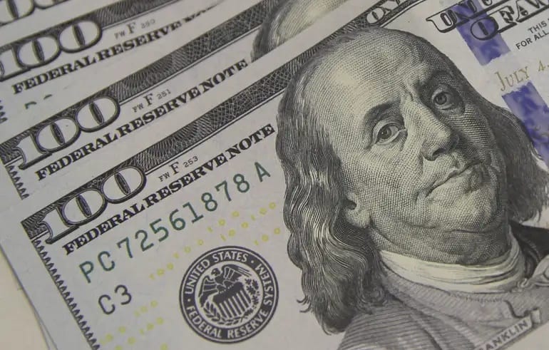 Dólar cai a R$ 5, e bolsa sobe quase 8% após primeiro turno
