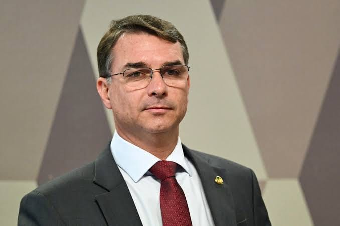 Flávio Bolsonaro quer acabar com auxílio-reclusão