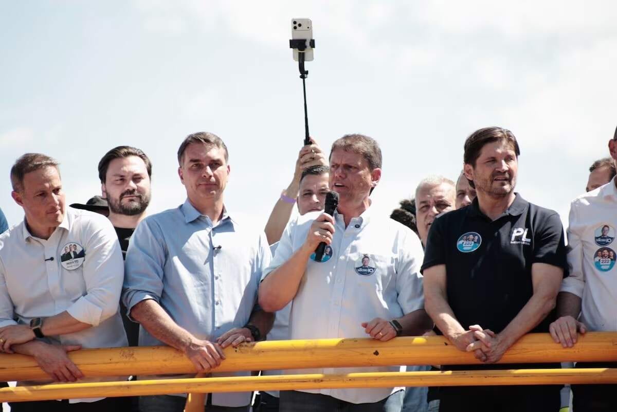 Eleições 2026: Flávio Bolsonaro diz que “sem dúvidas” apoiaria Tarcísio ao Planalto em 2030