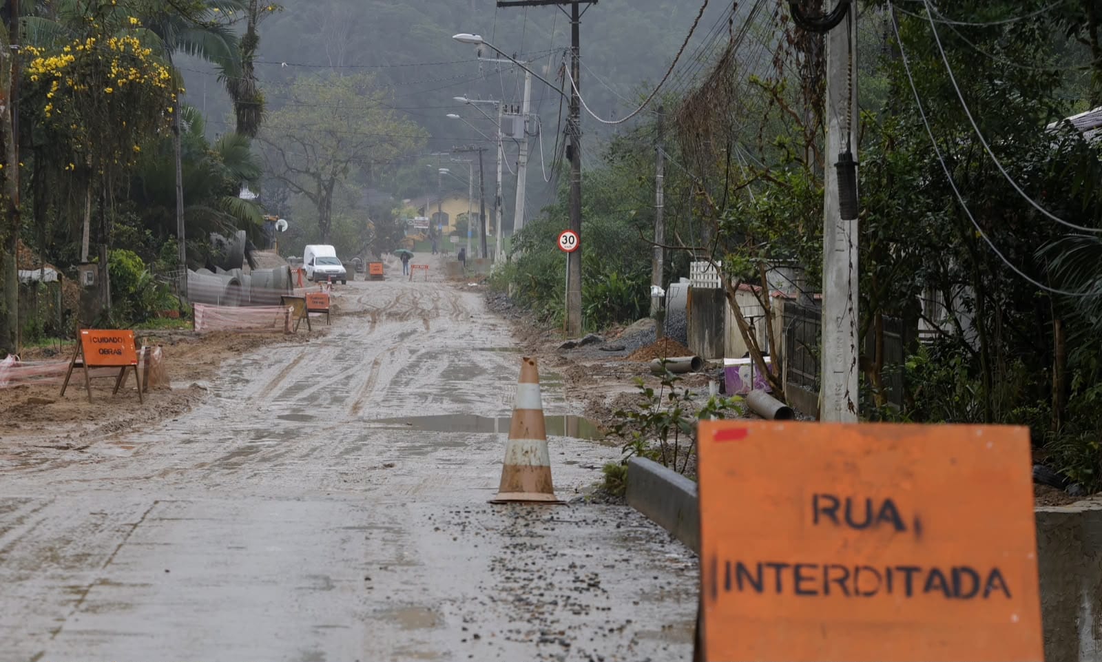 Trecho da rua dos Portugueses é fechado para pavimentação em Joinville
