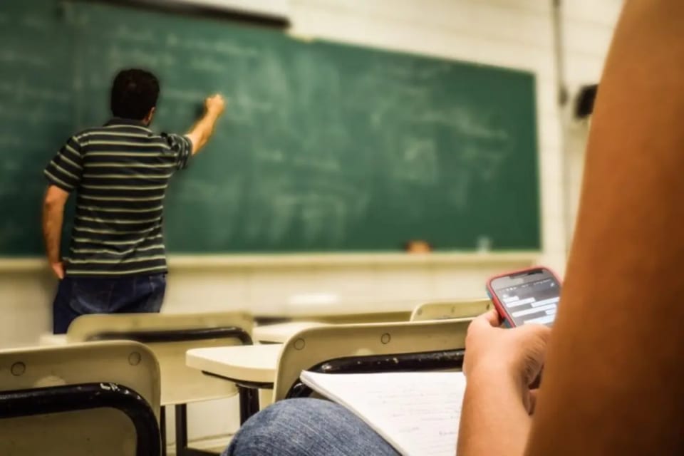 Lei que restringiu celulares deixa alunos de Goiânia mais atentos e recreios mais vivos