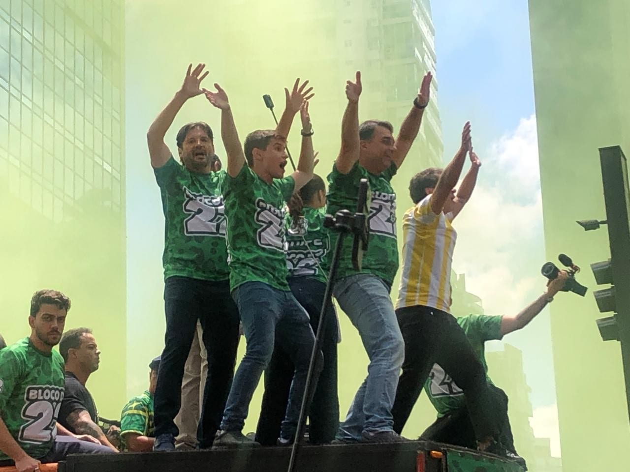 Flávio diz na Paulista que Jair Bolsonaro vai colocar faixa presidencial no filho