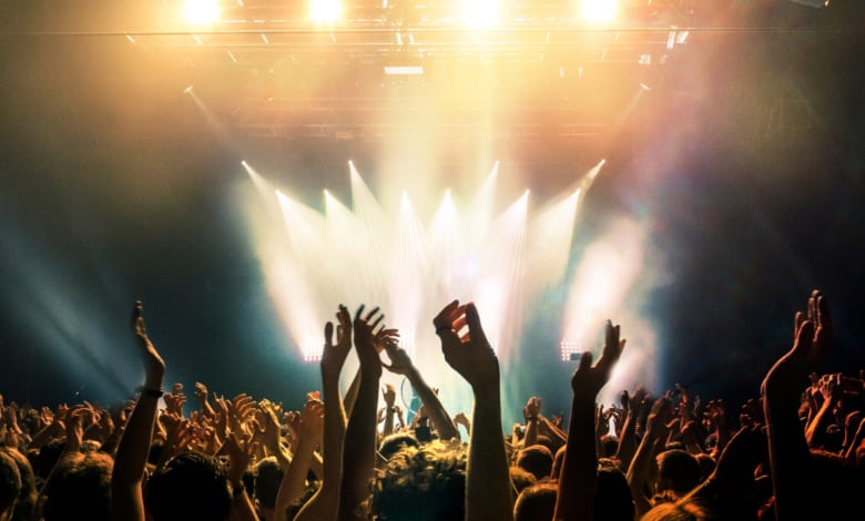Governo define novas regras para venda e transferência de ingressos em shows e eventos