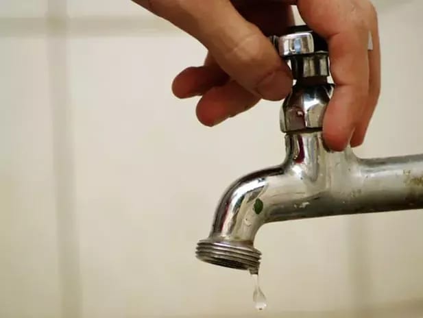 Temporal deixa bairros de Botucatu sem energia e água; Sabesp informa previsão de normalização neste domingo