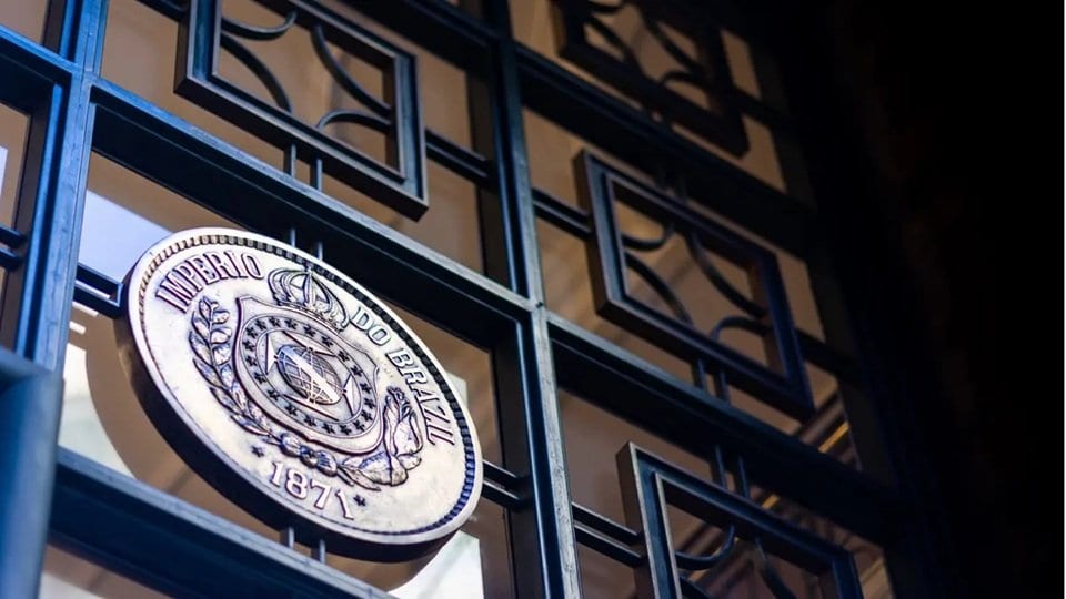 Ibovespa perde força e recua após máxima histórica