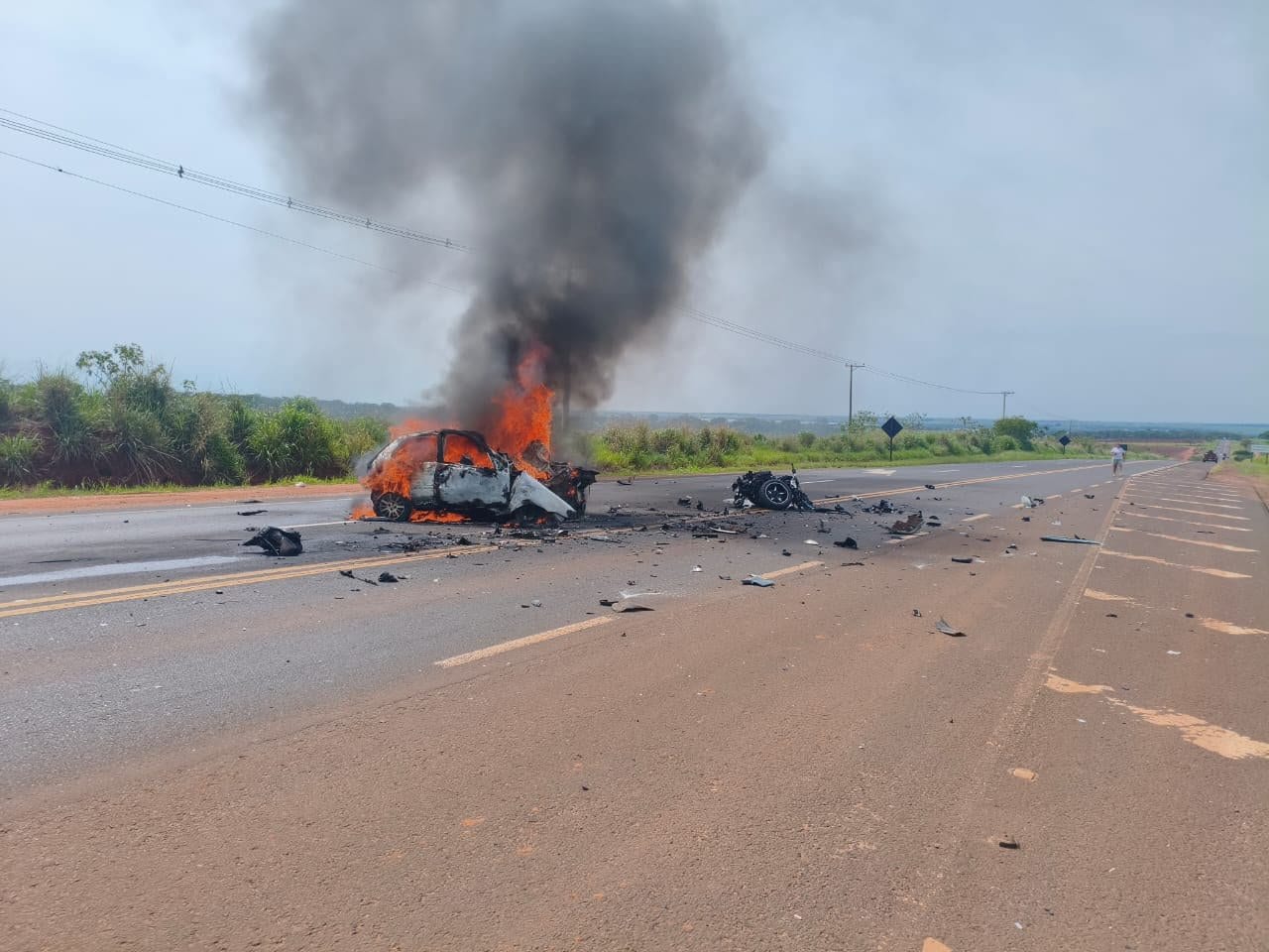 Grave acidente entre carro e moto deixa três mortos em rodovia na Eliezer Montenegro Magalhães