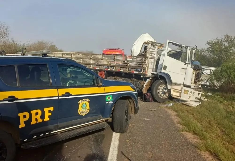 Motorista de 28 anos morre após colisão entre caminhão, carreta e carro