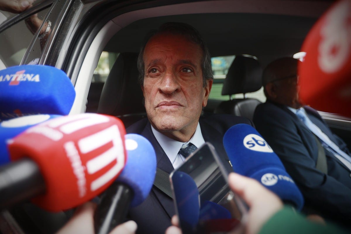 Presidente do PL diz que Flávio se despediu do pai antes de ir para EUA, e depois corrige: 'Bolsonaro não sabia'