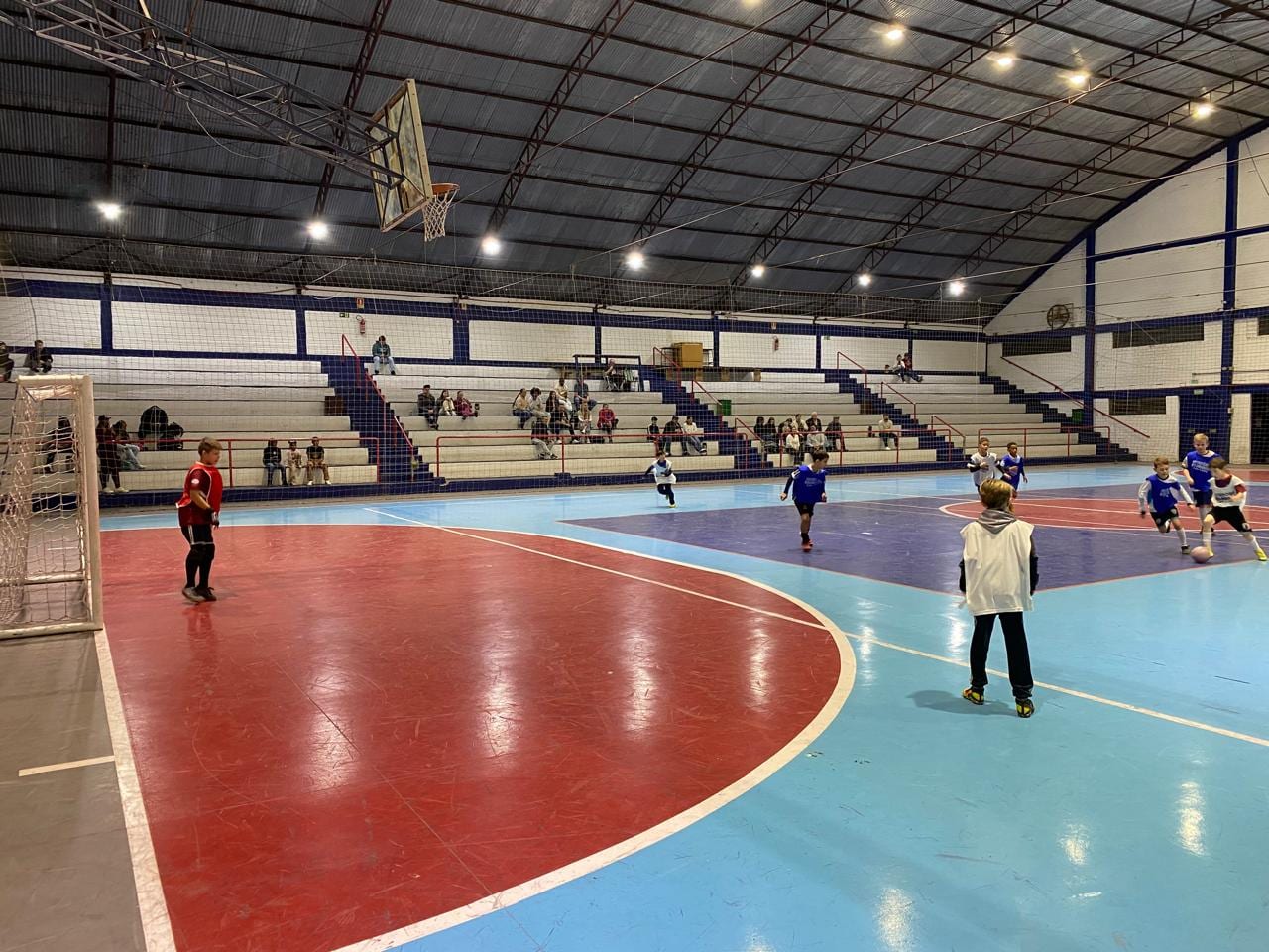 Escola Municipal de Futebol promove integração entre alunos