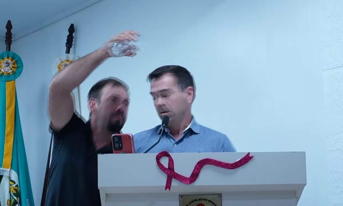 Sessão de Câmara Municipal no Rio Grande do Sul é encerrada após discussão com copo d’água e troca de socos