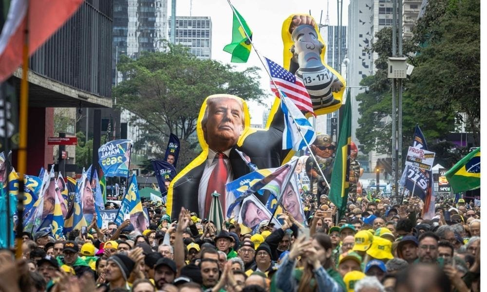 Helicópteros lançam santinhos pró-Lula durante ato de Flávio na Paulista