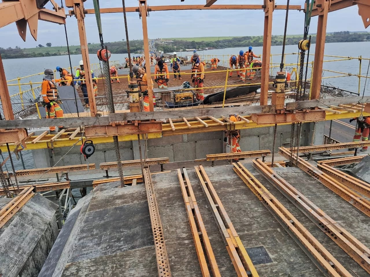 Secretaria visita duplicação da maior ponte de SP; obra tem 90% concluída