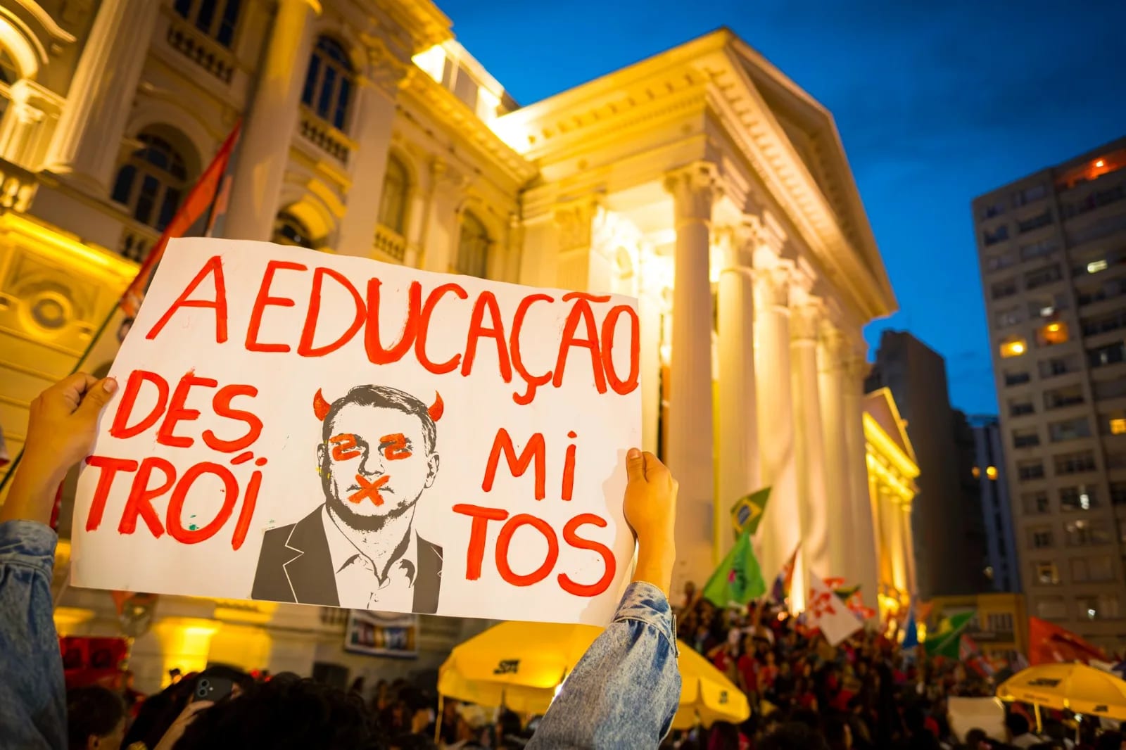 Estudantes e professores saem às ruas de Curitiba em defesa da democracia e da reeleição de Lula